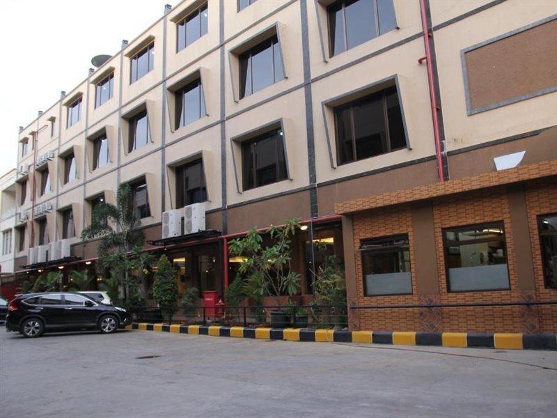 Reddoorz Plus Near Soekarno Hatta Airport 2 Tangerang Exterior photo