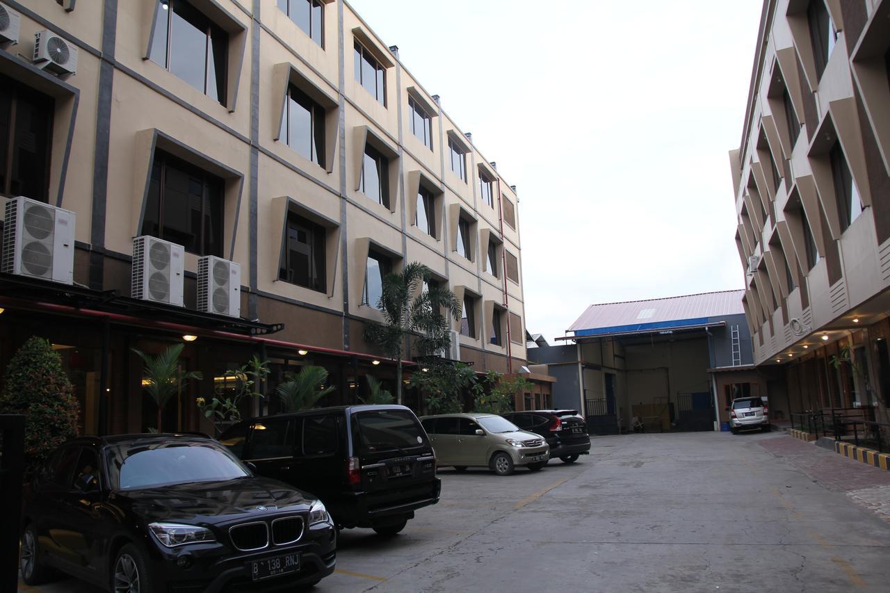 Reddoorz Plus Near Soekarno Hatta Airport 2 Tangerang Exterior photo
