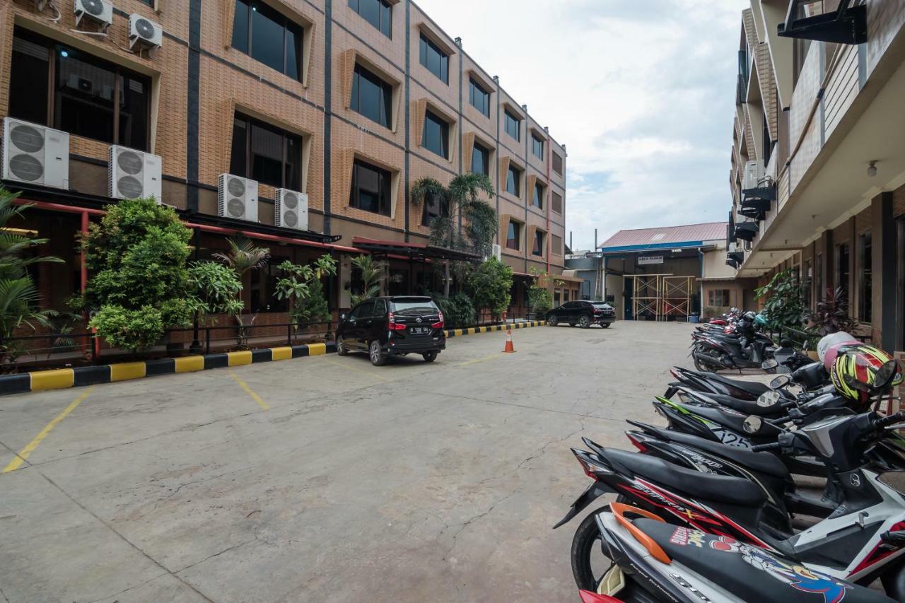 Reddoorz Plus Near Soekarno Hatta Airport 2 Tangerang Exterior photo